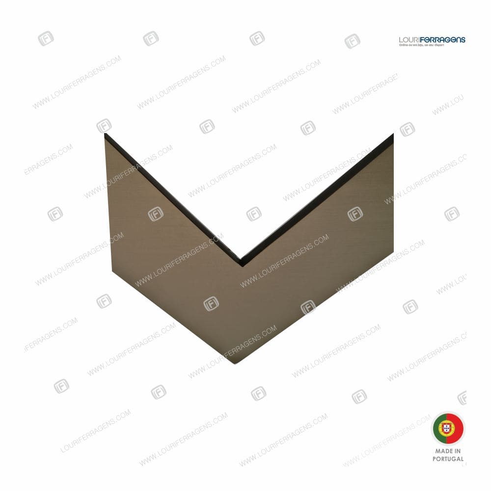 Puxador-asa-porta-moderna-desviada-formato-esquadro-acabamento-bronze-400x45mm-8mm-louriferragens-3